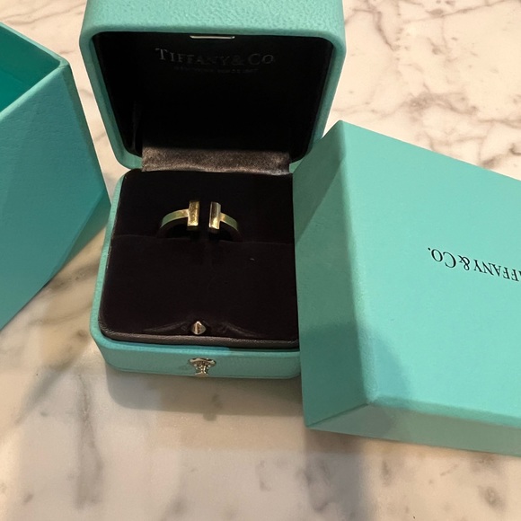 Tiffany T
Square Ring
in Yellow Gold size 7 - Picture 3 of 6